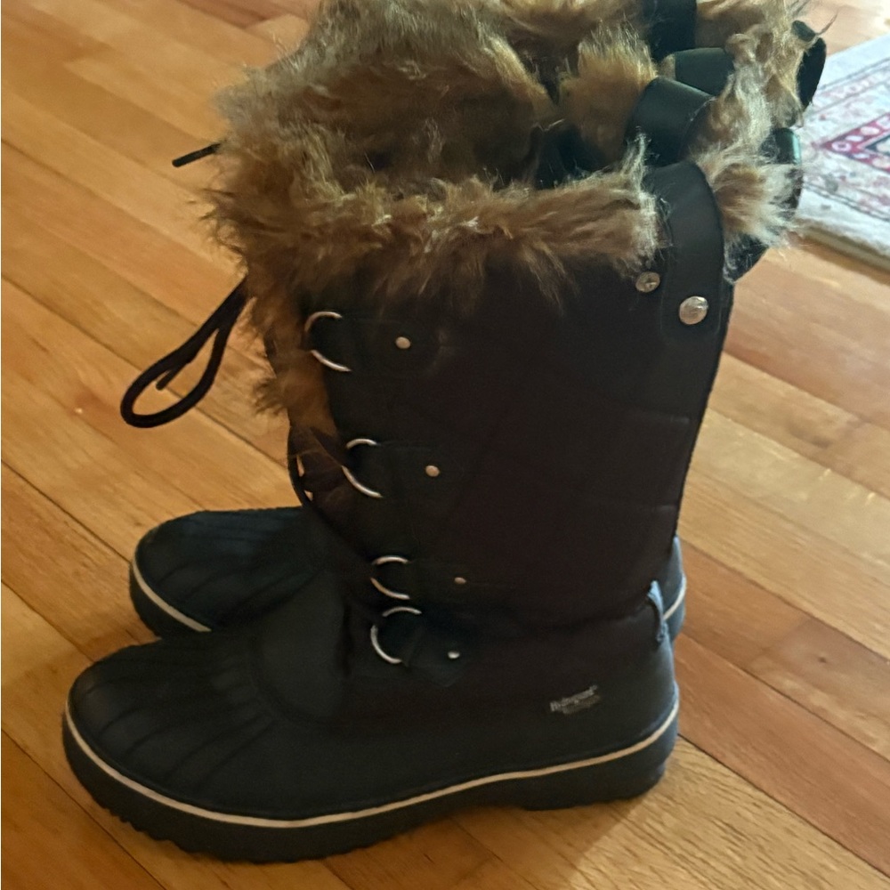 Black Faux-Fur Trim Winter Boots
Skechers 
Pre owned